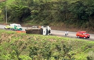 Caminhoneiro sai ileso após veículo tombar no perímetro urbano da BR-116 em Leopoldina