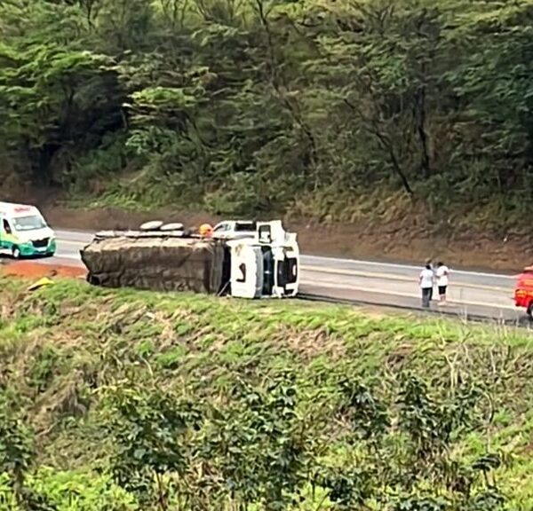Caminhoneiro sai ileso após veículo tombar no perímetro urbano da BR-116 em Leopoldina