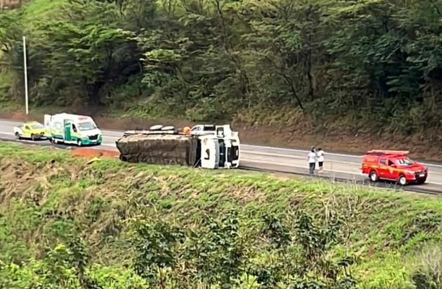 Caminhoneiro sai ileso após veículo tombar no perímetro urbano da BR-116 em Leopoldina