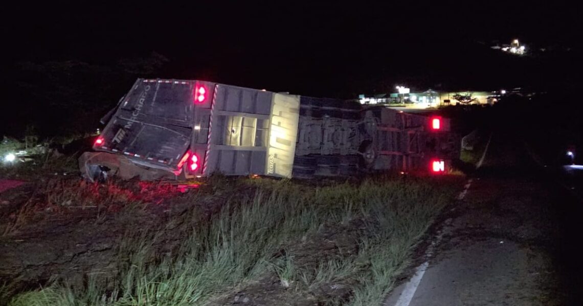 Carreta que seguia do Espírito Santo para São Paulo tomba na BR-267 em Bicas