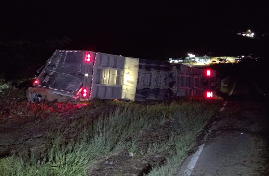 Carreta que seguia do Espírito Santo para São Paulo tomba na BR-267 em Bicas
