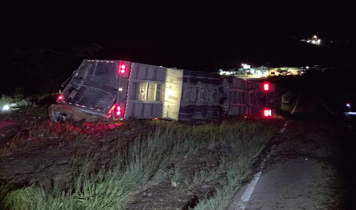 Carreta que seguia do Espírito Santo para São Paulo tomba na BR-267 em Bicas