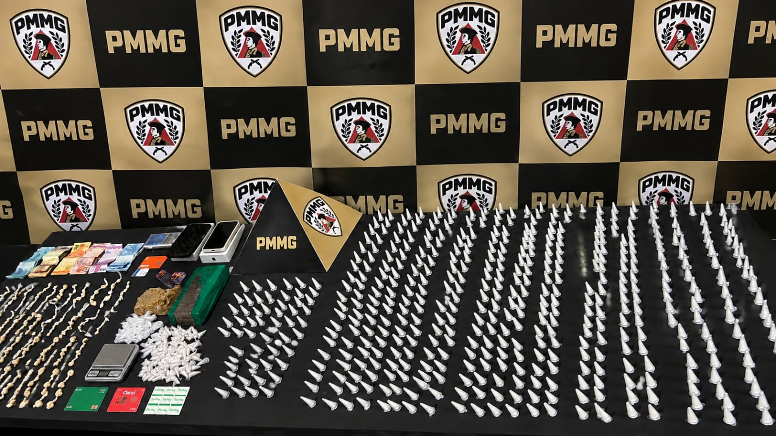Adolescente é apreendido com 880 pinos de cocaína e crack em Mar de Espanha