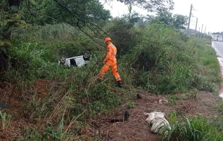 Carro é encontrado capotado e sem ocupantes às margens da BR-356 em Muriaé