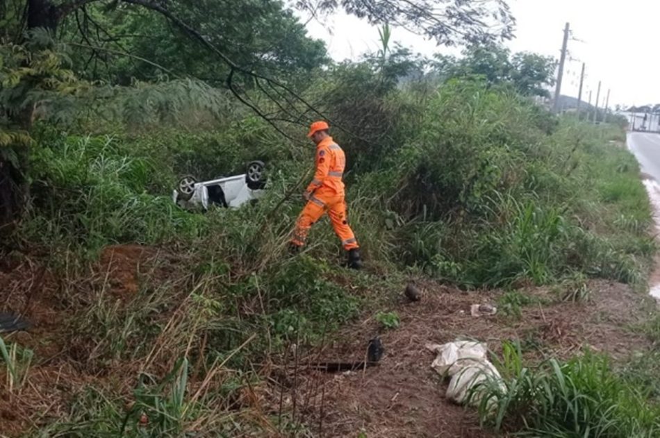 Carro é encontrado capotado e sem ocupantes às margens da BR-356 em Muriaé