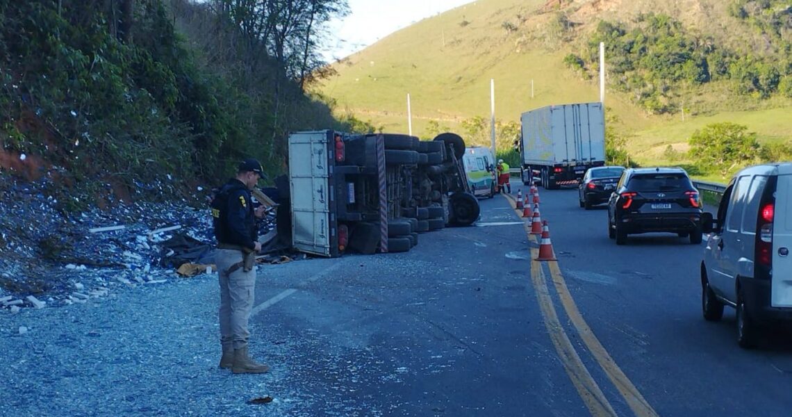 Tombamento de carreta carregada com vidro deixa motorista ferido na BR-116 em Leopoldina