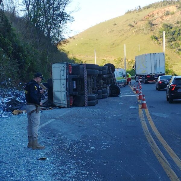 Tombamento de carreta carregada com vidro deixa motorista ferido na BR-116 em Leopoldina