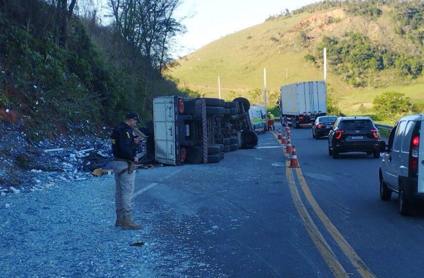 Tombamento de carreta carregada com vidro deixa motorista ferido na BR-116 em Leopoldina