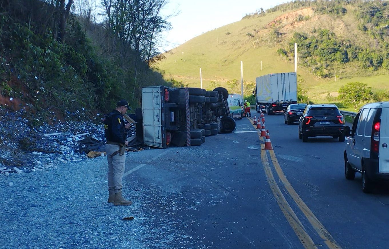 Tombamento de carreta carregada com vidro deixa motorista ferido na BR-116 em Leopoldina