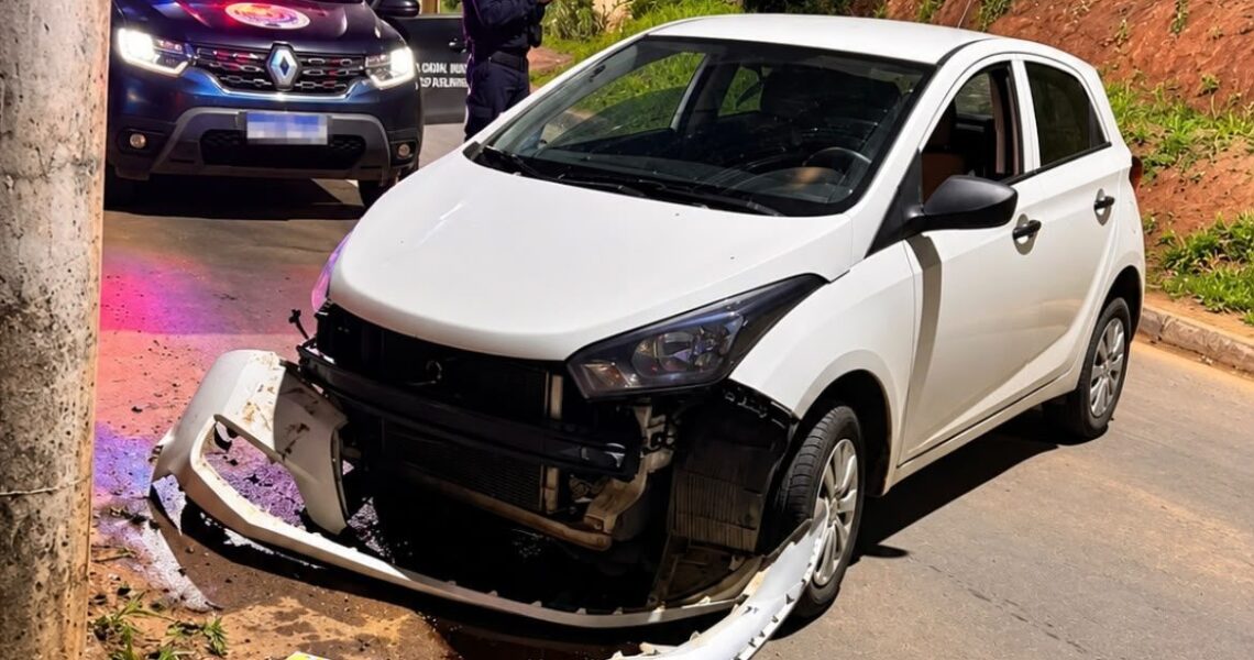 Motorista é detida por embriaguez após carro atingir poste em Leopoldina
