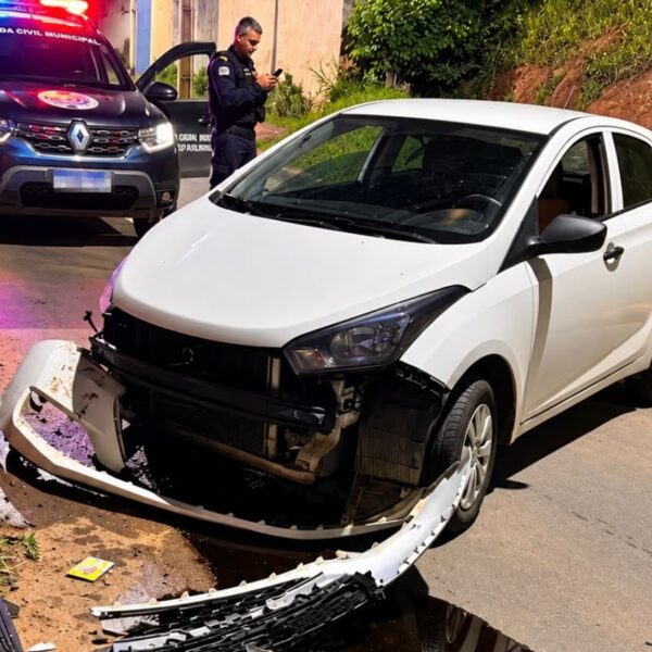 Motorista é detida por embriaguez após carro atingir poste em Leopoldina
