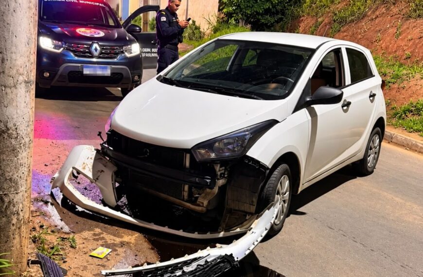 Motorista é detida por embriaguez após carro atingir poste em Leopoldina