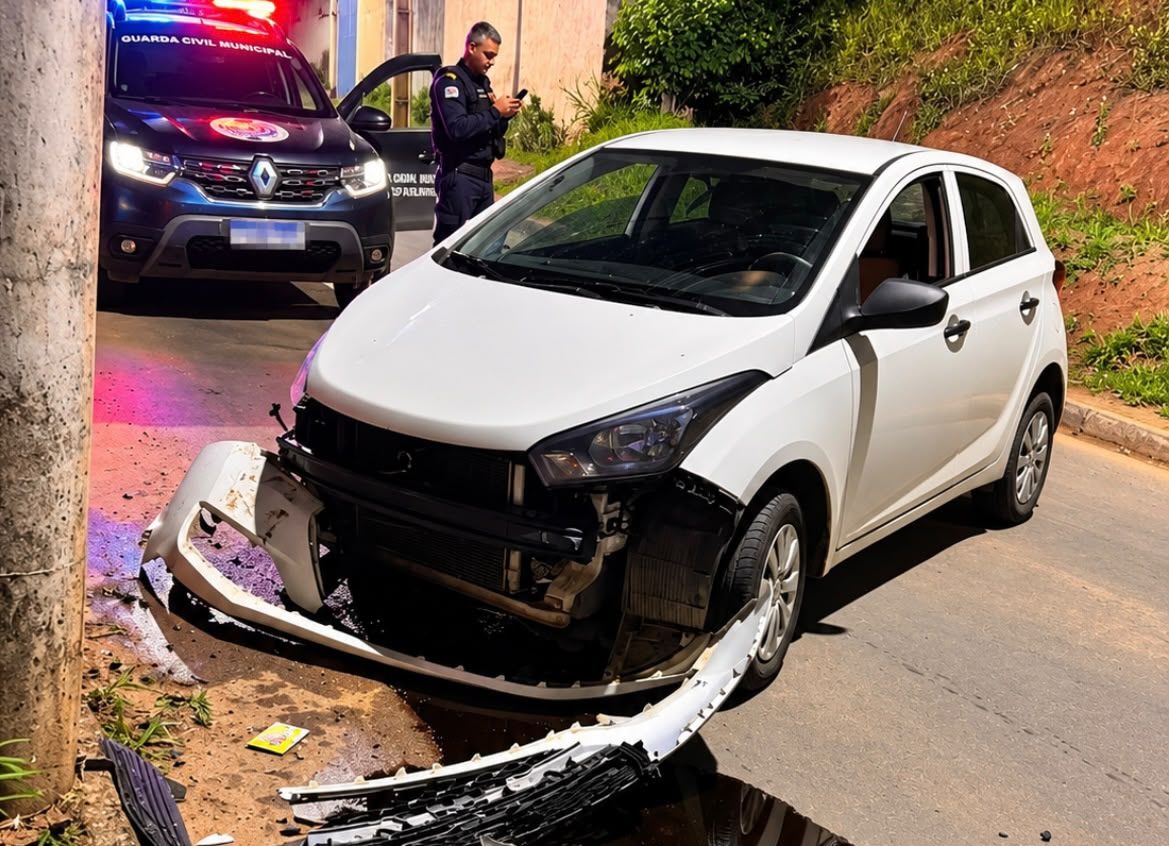 Motorista é detida por embriaguez após carro atingir poste em Leopoldina