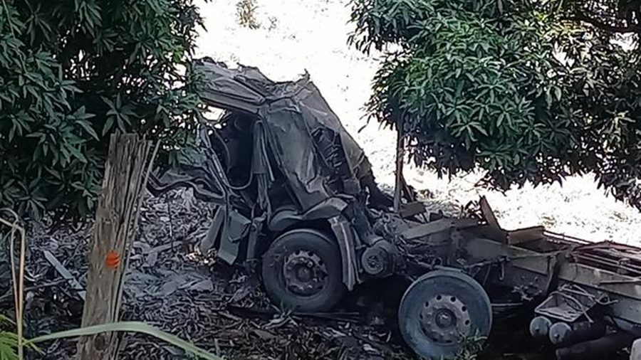 Caminhão perde os freios, cai em barranco e motorista sobrevive após ser arremessado da cabine em Muriaé