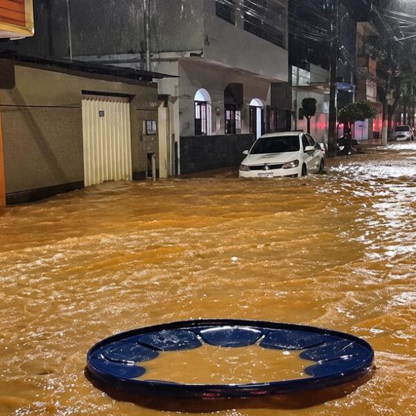 Chuva forte provoca alagamentos em Astolfo Dutra na noite desta terça-feira