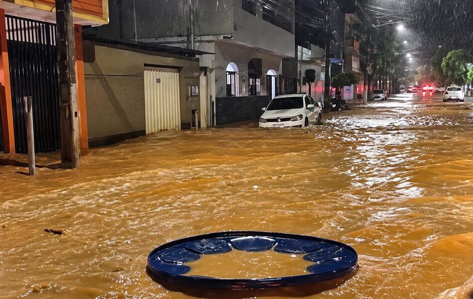 Chuva forte provoca alagamentos em Astolfo Dutra na noite desta terça-feira