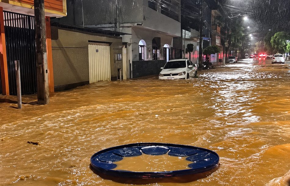 Chuva forte provoca alagamentos em Astolfo Dutra na noite desta terça-feira