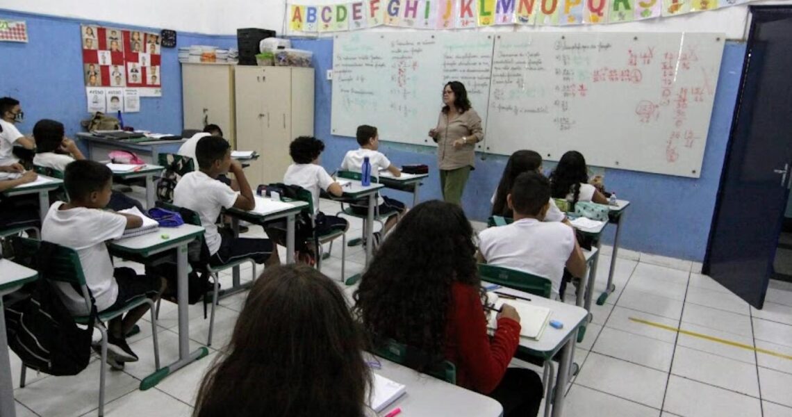 Prefeitura de Leopoldina abre processo seletivo para 12 cargos na Educação