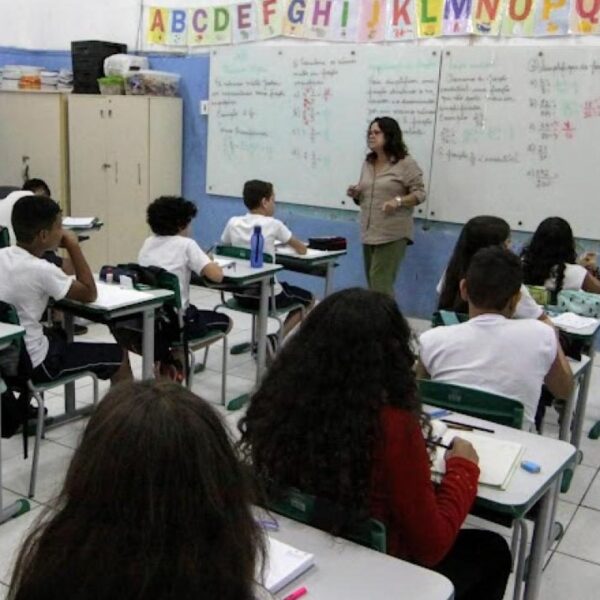 Prefeitura de Leopoldina abre processo seletivo para 12 cargos na Educação