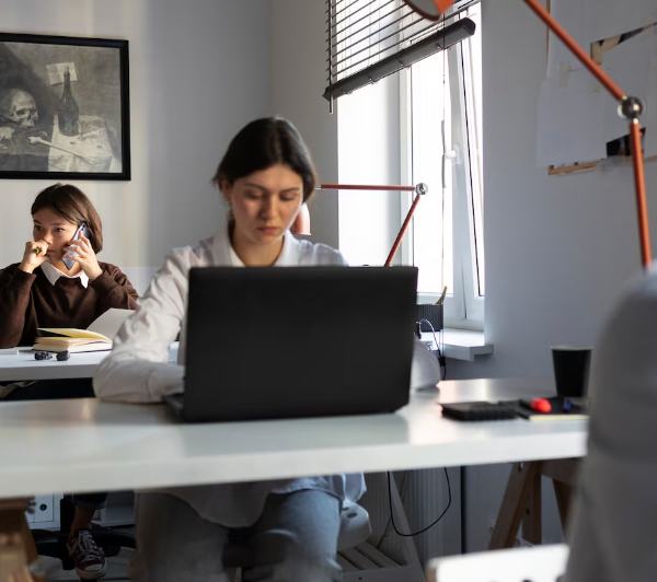 Trabalho híbrido em pequenas equipes: como organizar espaço, tecnologia e comunicação sem criar atrito