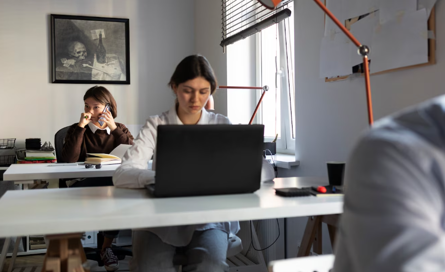 Trabalho híbrido em pequenas equipes: como organizar espaço, tecnologia e comunicação sem criar atrito