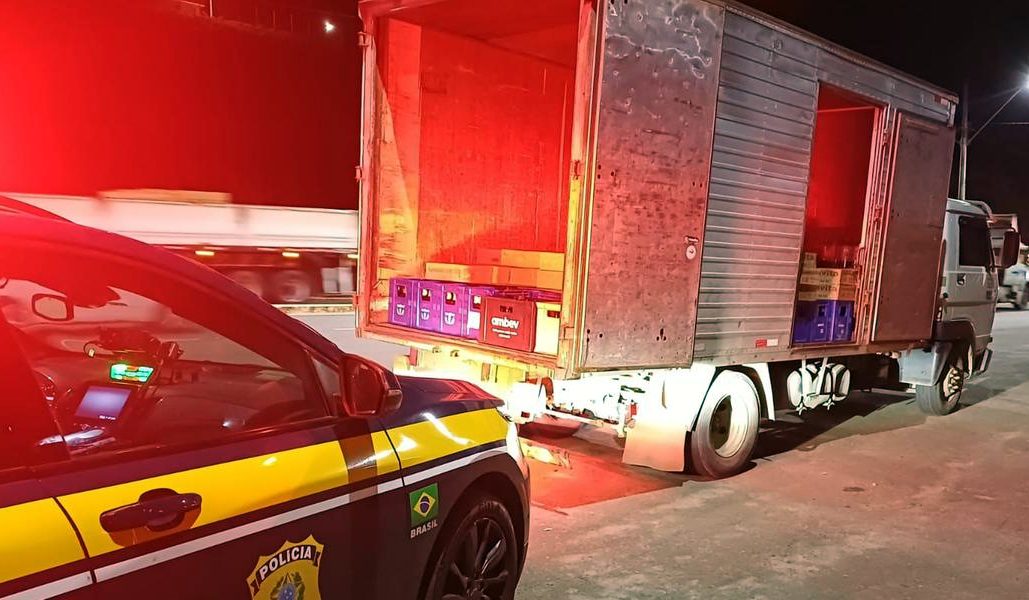 PRF apreende carga de cervejas com suspeita de adulteração que seguia de Itaperuna para Miraí