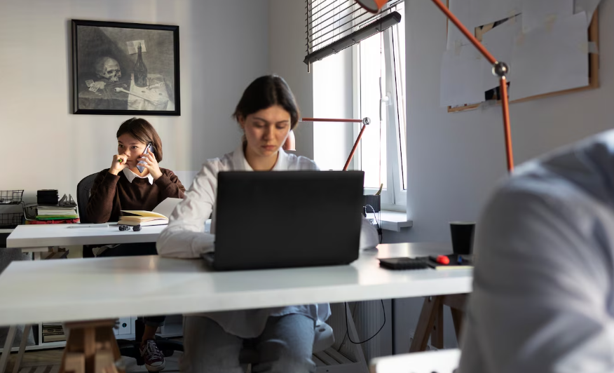 Trabalho híbrido em pequenas equipes: como organizar espaço, tecnologia e comunicação sem criar atrito