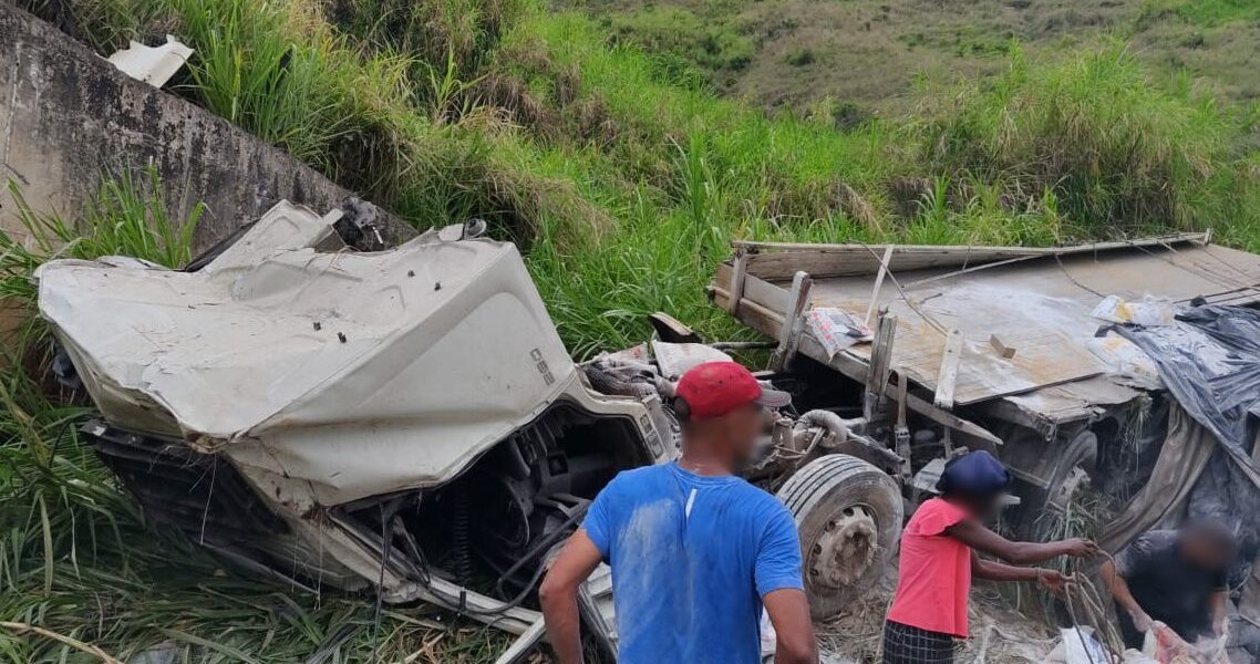 Tombamento de caminhão bitruck na Serra de Argirita deixa motorista ferido