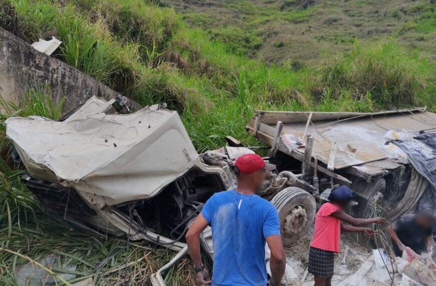 Tombamento de caminhão bitruck na Serra de Argirita deixa motorista ferido