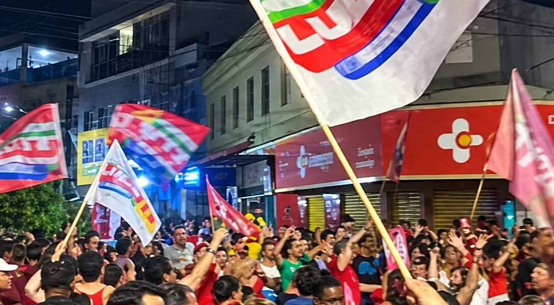 Apoiadores de Lula comemoram vitória no Centro de Leopoldina após resultado do segundo turno