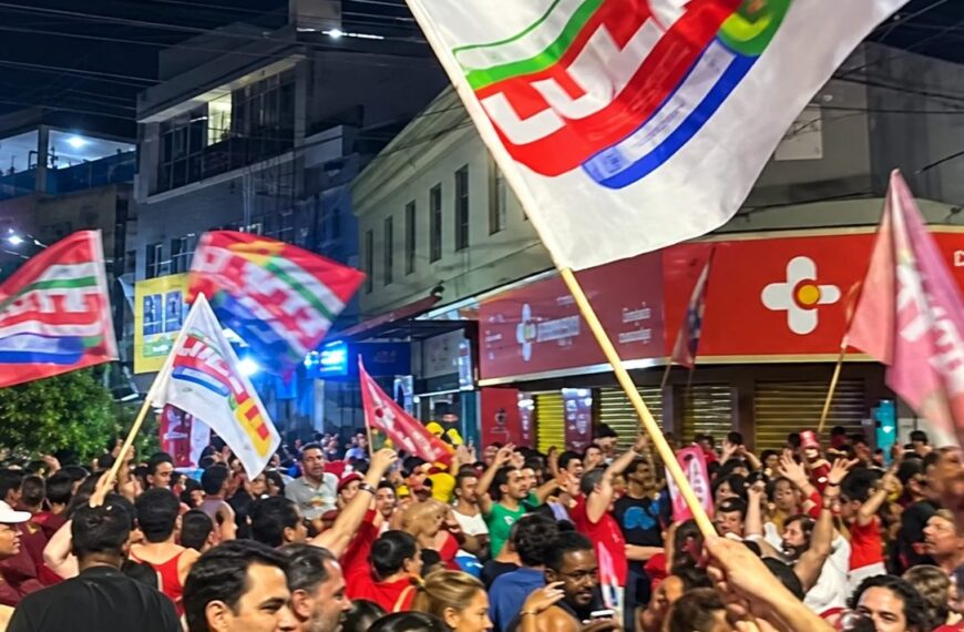 Apoiadores de Lula comemoram vitória no Centro de Leopoldina após resultado do segundo turno