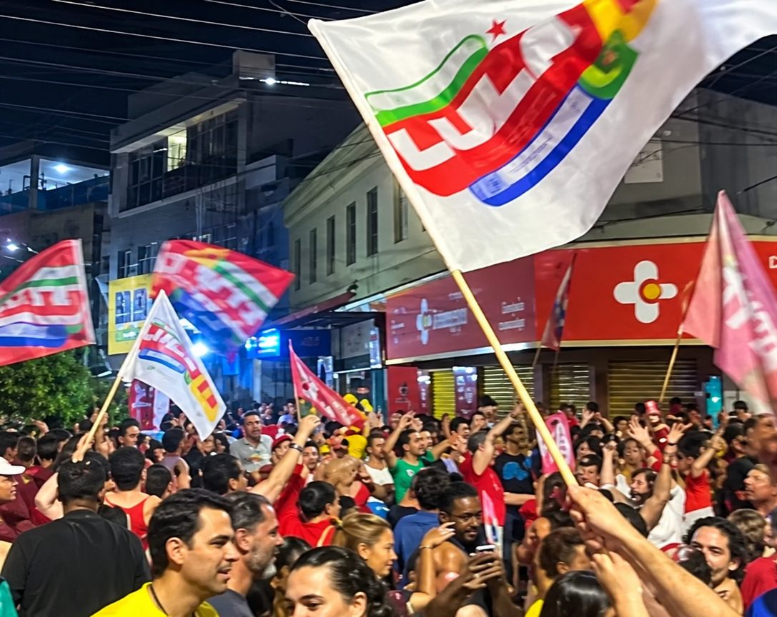 Apoiadores de Lula comemoram vitória no Centro de Leopoldina após resultado do segundo turno