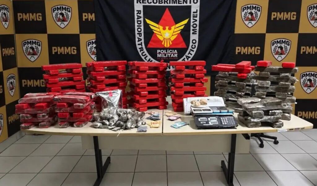 PM apreende 172 barras de maconha e prende dois homens em Ubá