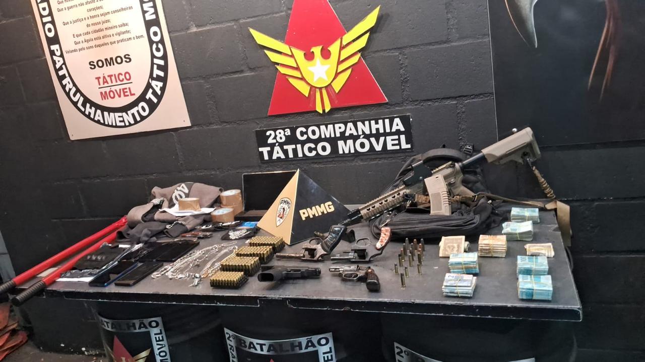 Após prefeito de Itamarati de Minas ser levado por assaltantes, PM prende quatro pessoas e apreende armas e munições em JF