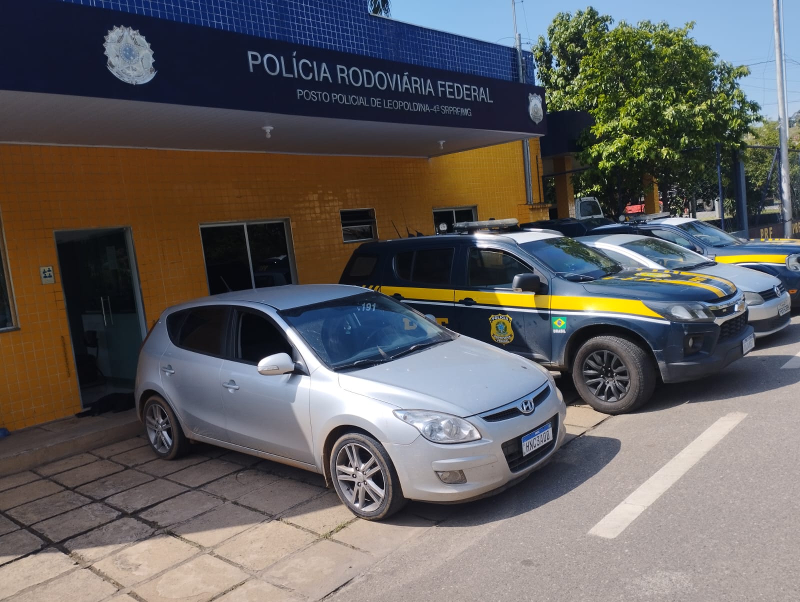 PRF recupera em Leopoldina carro roubado há dois dias em Belo Horizonte