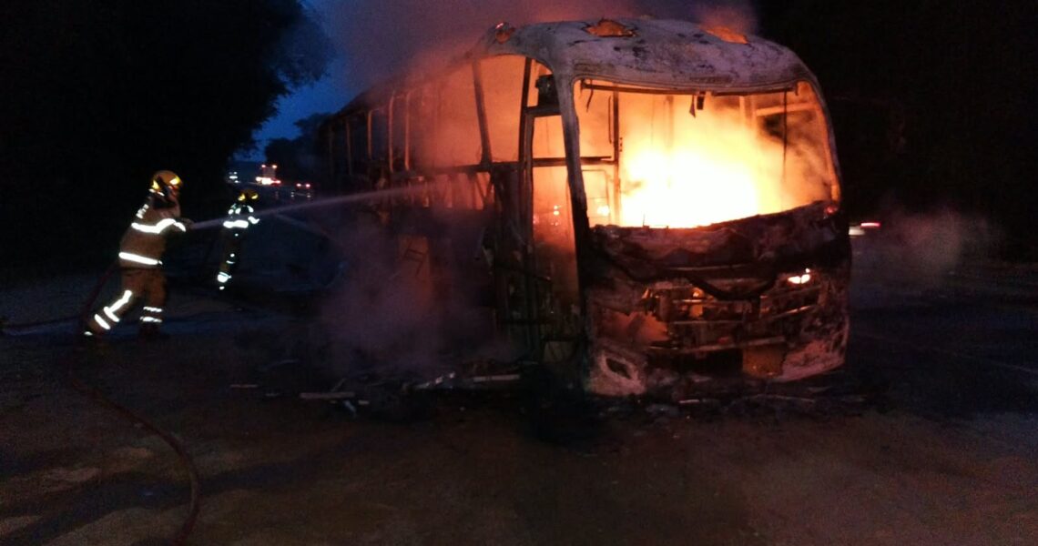 Ação rápida de motorista evita feridos após ônibus com oito passageiros pegar fogo na BR-116 em Leopoldina