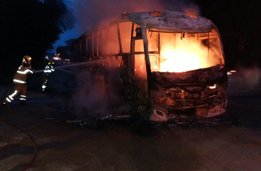 Ação rápida de motorista evita feridos após ônibus com oito passageiros pegar fogo na BR-116 em Leopoldina