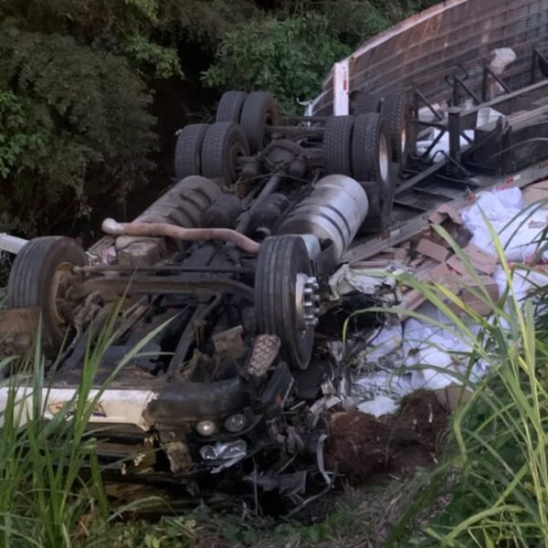 Caminhoneiro escapa com ferimentos leves após carreta capotar e ficar destruída na BR-116 em Leopoldina