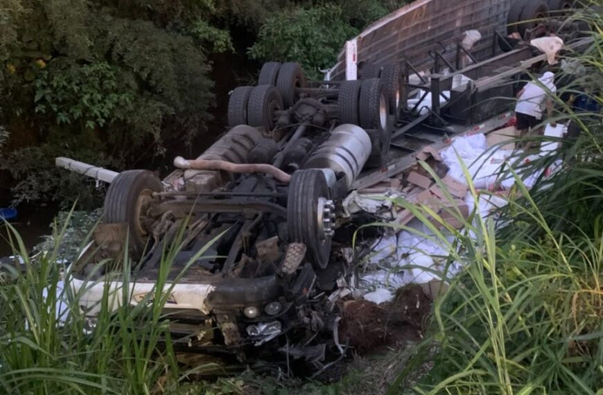Caminhoneiro escapa com ferimentos leves após carreta capotar e ficar destruída na BR-116 em Leopoldina