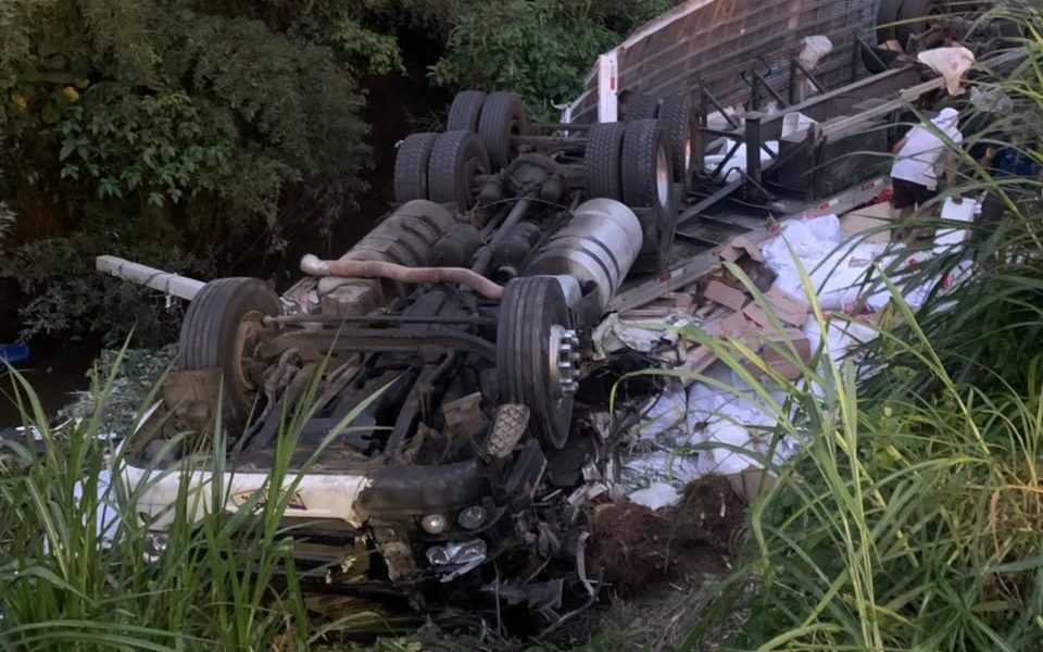 Caminhoneiro escapa com ferimentos leves após carreta capotar e ficar destruída na BR-116 em Leopoldina