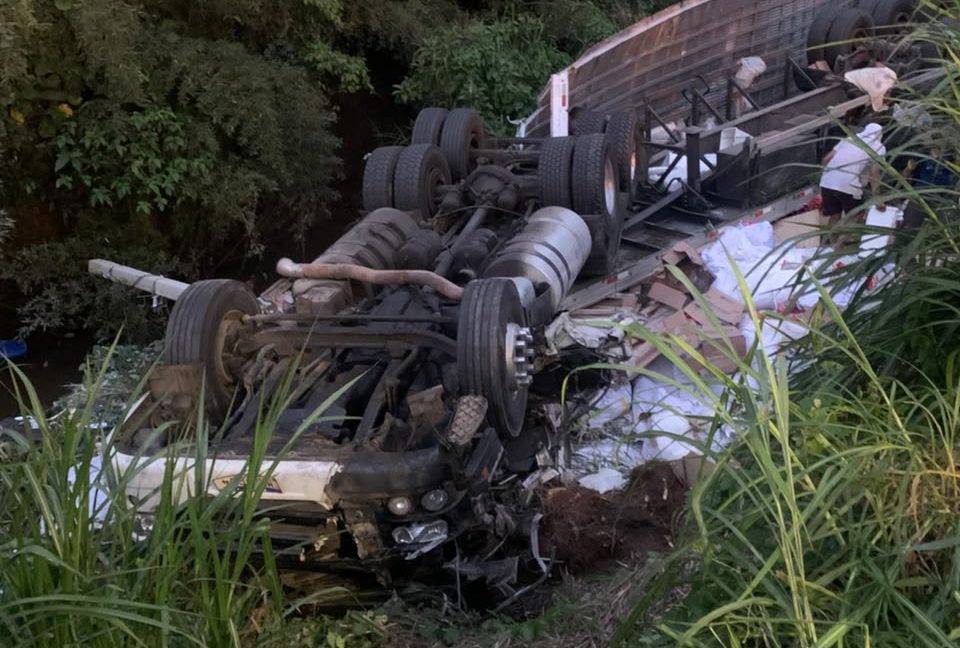 Caminhoneiro escapa com ferimentos leves após carreta capotar e ficar destruída na BR-116 em Leopoldina
