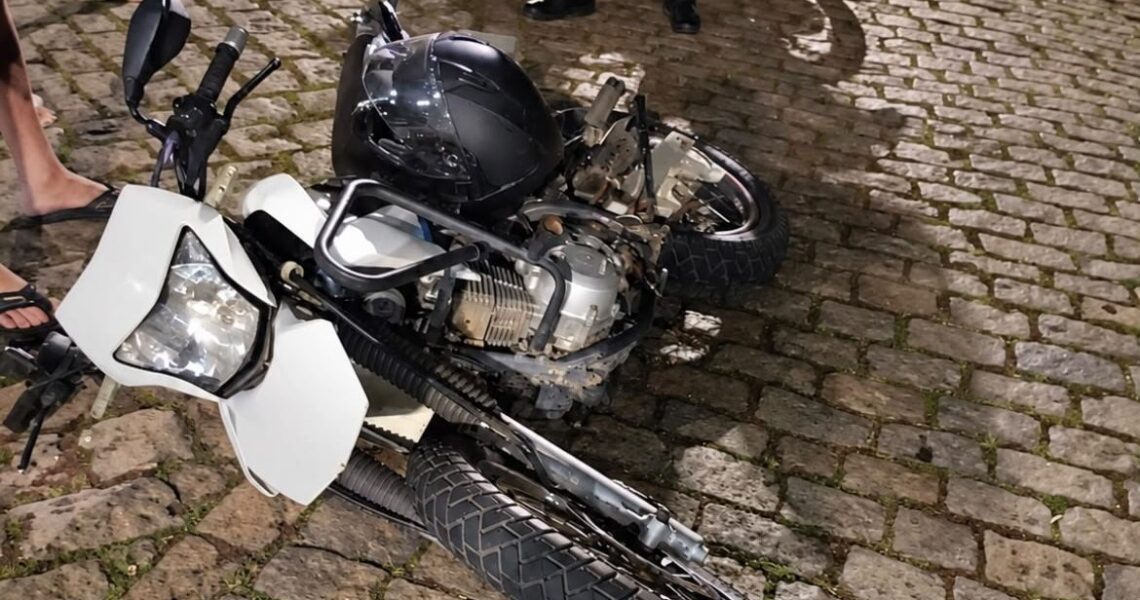 Motoqueiro sem habilitação desobedece ordem de parada e bate em moto da Guarda Civil em Leopoldina