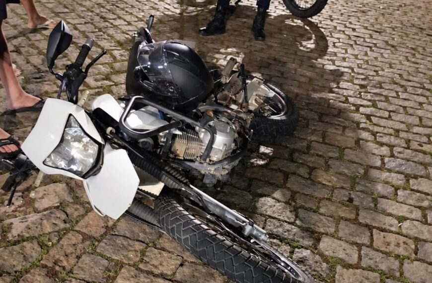 Motoqueiro sem habilitação desobedece ordem de parada e bate em moto da Guarda Civil em Leopoldina