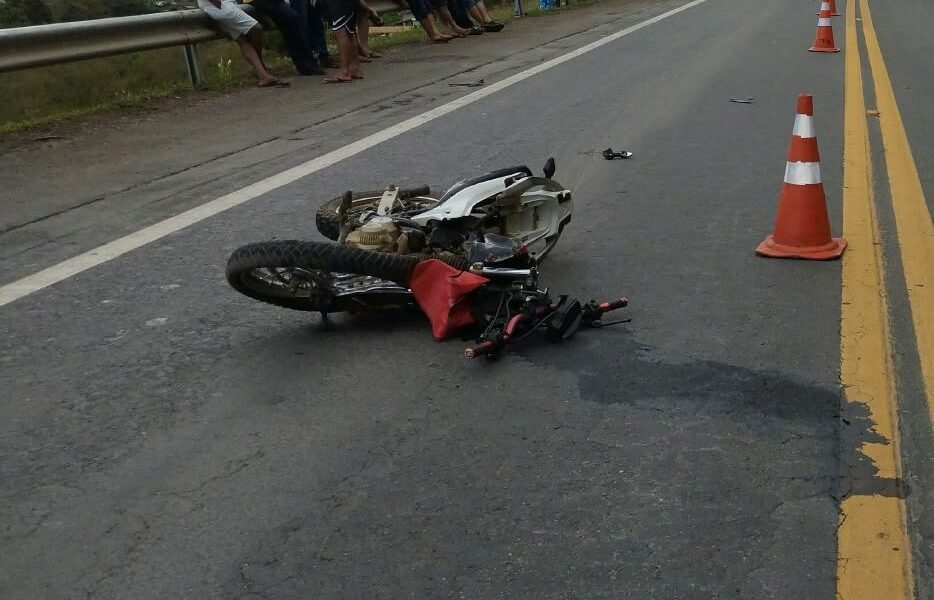 Motociclista morre em colisão com caminhão na BR-116 no dia em que completava 33 anos