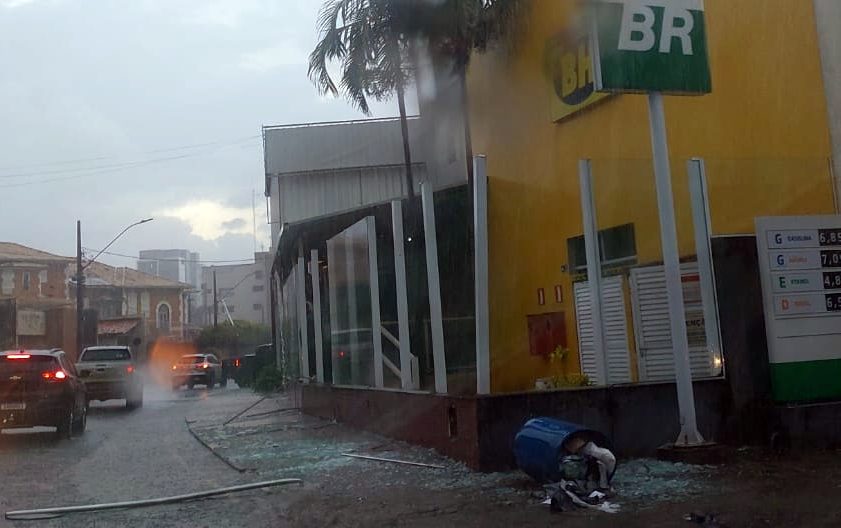 Forte temporal com ventania causa destruição em poucos minutos em Leopoldina