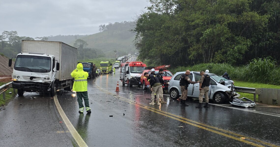 Motorista fica preso às ferragens após colisão frontal entre carro e caminhão na BR-116 em Leopoldina