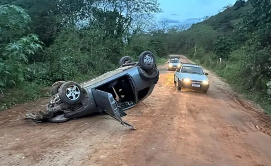 Fuga da polícia termina com carro capotado e dois presos por tráfico em Cataguases