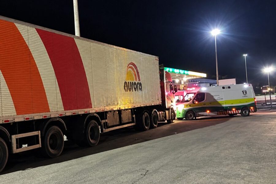 Caminhoneiro que seguia do Rio para a Bahia morre após passar mal dentro de carreta em Além Paraíba