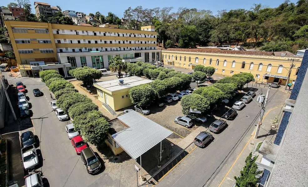Idosa de 80 anos baleada durante briga entre homens morre após dois dias internada em Muriaé